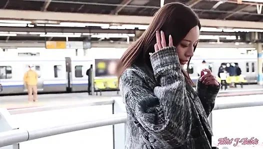 Sessiz ama yalanmış inliyor hassas vücut oral seks yutuyor