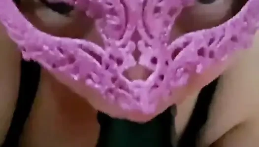 Oral seks uygulaması büyük zenci yarağını emiyor