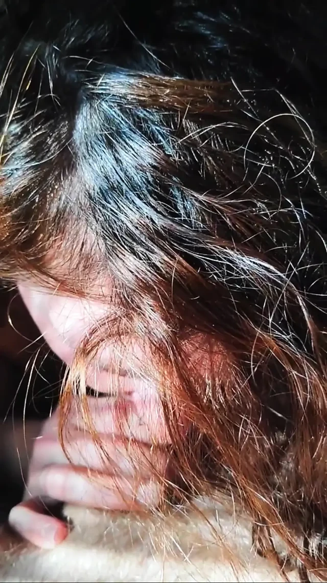 Güzel MILF komşu emiyor ve sikiyor