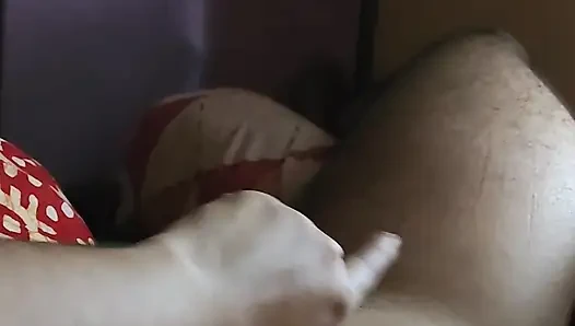 Üvey kız kardeş aniden çok azgın hissediyor ve sikişmek istiyor bu yüzden ona yardım ettim