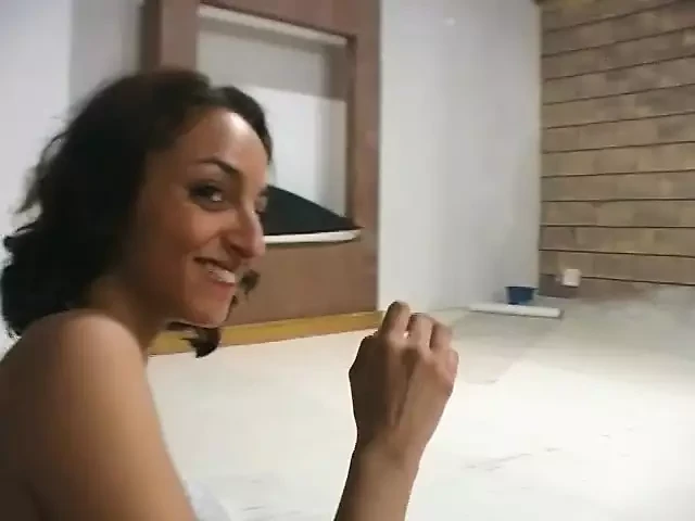 zayıf Fransız sürtük nemli göt deliğiyle vahşi bir adamı memnun ediyor