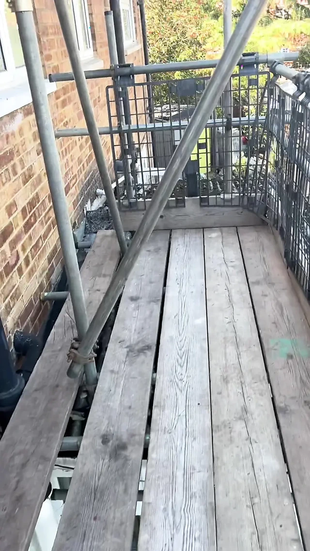 Genç stajyer pencereden gözetleme gösterisini izliyor