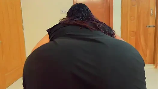 Gece yarısı açık ve ateşli üvey annem benden sikişmek istiyor... h büyük göğüsleri ve yarağımı emdikten sonra yarağıma biniyor