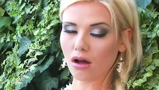 Sarışınlar playboy tavşan stript içinde der poolarea