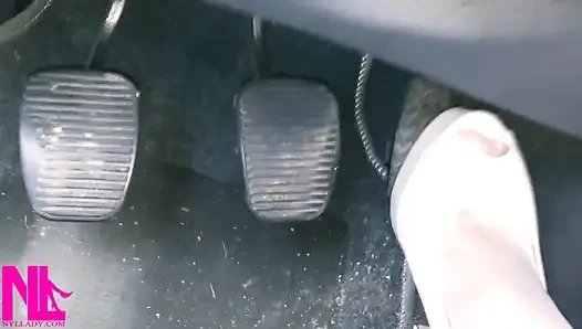 Beyaz çoraplı ve beyaz yüksek dikizlenmiş topuklu sandaletlerle devirme ve çılgın pedal pompalama