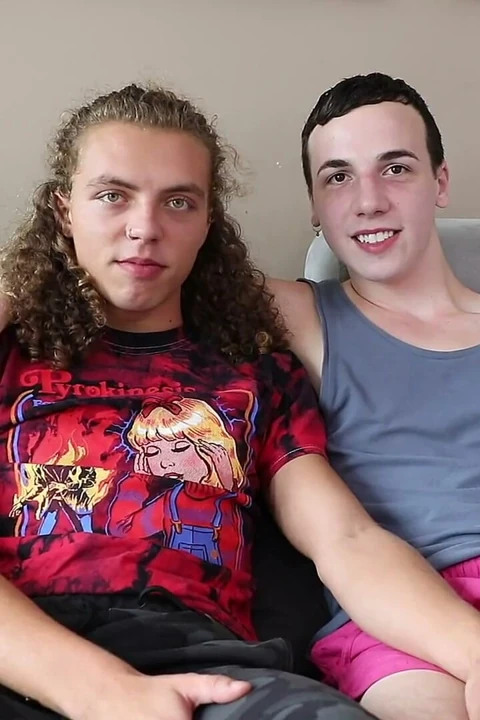 Jack Valor ve Troye Jacobs prezervatifsiz sikişiyor