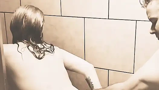 Ateşli orta yaşlı seksi kadınla seksi duş sikişi