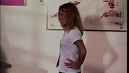 Koca sikli beyaz adam zenci ve sarışın kızlara yarağını emdiriyor