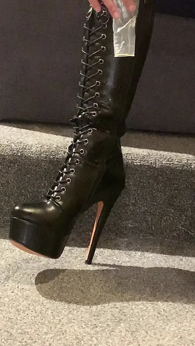 Çizmelerimin her yerine boşal