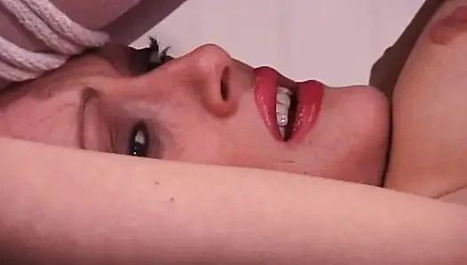 Çoraplı çarpıcı sarışın orta yaşlı seksi kadın şaplaklanıyor