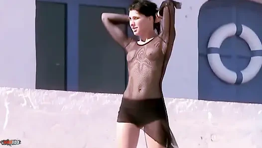 Barbara-nux ateşli genç esmer barbara nux kıyafetlerini çıkarıyor