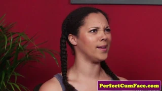 Tombul İngiliz bebek yüzüne boşalana kadar yarak emiyor