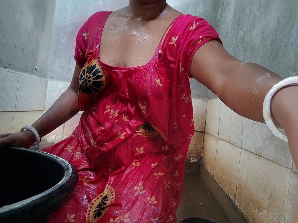 Indian bhabi Nahate huye cht me ungli krte huye || bangali boudi bathing ||