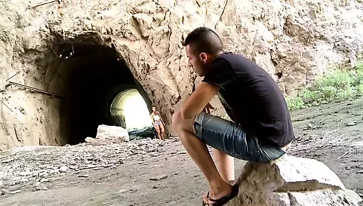 Noe süt mağarada beyaz bir adam tarafından becerdin alır