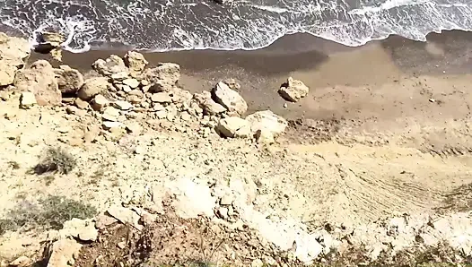 Yaramaz sarışın hatun Ocean Coast'ta orgazm olana kadar amını ovuyor