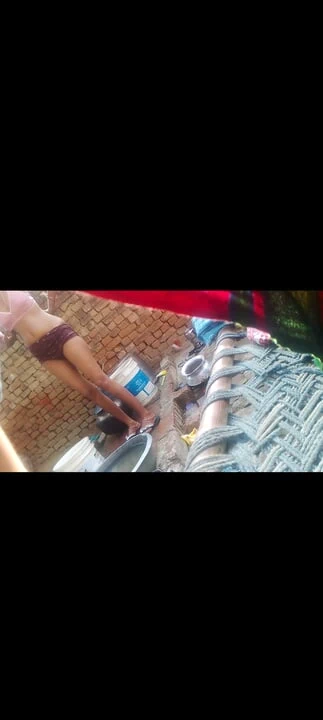 Hintli yeni kadın banyo yapıyor