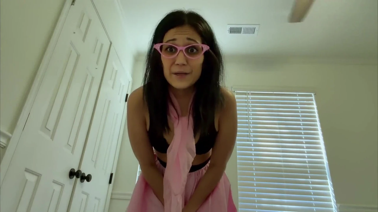Devyn’s Sultry ’50s Giantess Fantasy 4K POV Tiny Thrills Awaits!