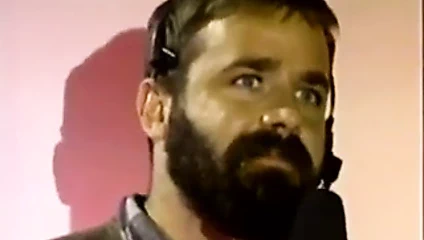 Osos peludos chupandose las pollas en el backstage