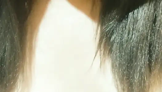 Fışkırtmalı ven tamamen açık vajinasını gösteriyor