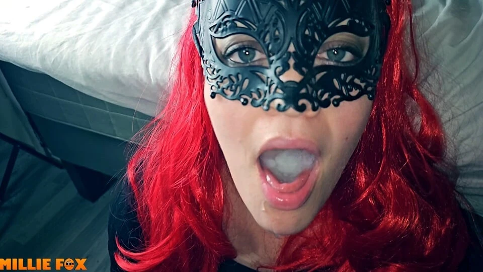 Cosplay ve çok döl - orta yaşlı seksi kadın büyük bir döl yutuyor - millie fox