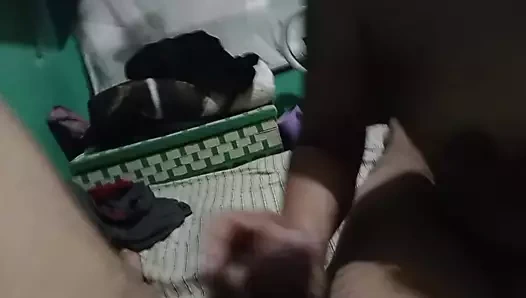 Ateşli kayınvalide mastürbasyon yapıyor ve yarağımı emiyor