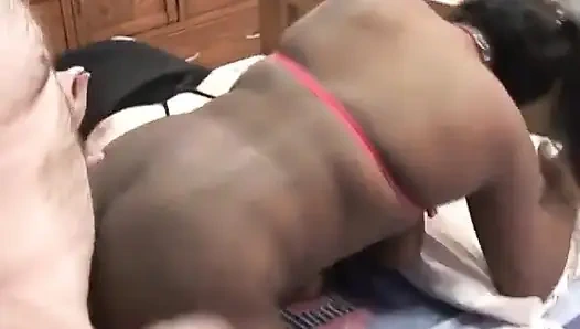 Şehvetli zenci sulu götünü büyük beyaz yarakla parçalıyor