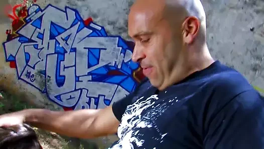 Seksi karanlık saçlı Alman bebek ile doğal memeler seviyor kahrolası açık havada