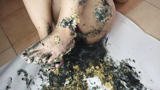 Yala ve kekle ayaklarımın tadını çıkar domuzum