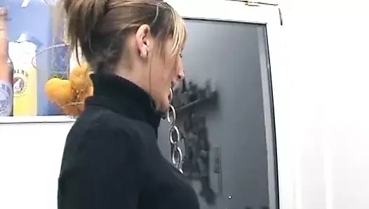 Ateşli Alman kadın kamerada pirsingli amına dildo yapıyor