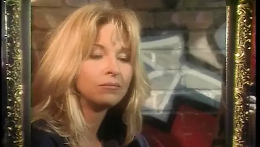 Seksi bebek Başlarken ona kedi çarptım sonra varlık yaladı