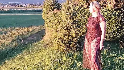 Büyükanne Dışarıda Şeffaf Bir Gövde Giyiyor.