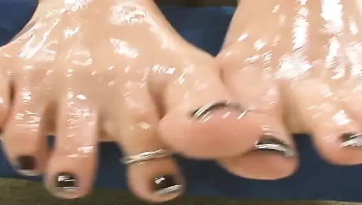 Ayak sürtükleri sahne 1_sexy sarışın orta yaşlı seksi kadın ayaklarıyla mastürbasyon yapıyor ve spermle dolu oluyor