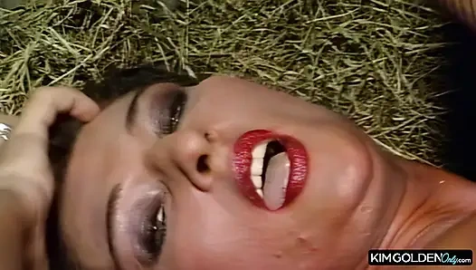 Heisser Stallsex mit leidenschaftlicher Bruenetten