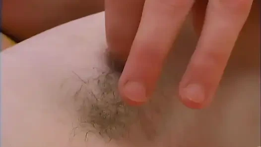 Une Jolie Petite Fille Poilue Et Naïve En Solo