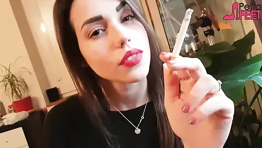 Güzel bir kızla yakın çekimde sigara içiyor