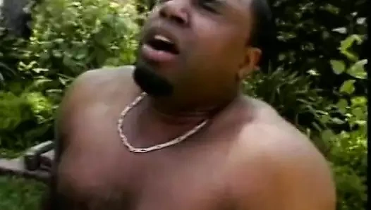 Monique çimde yarakla sikişdikten sonra oral seks yapıyor ve yüzüne cmshot alıyor