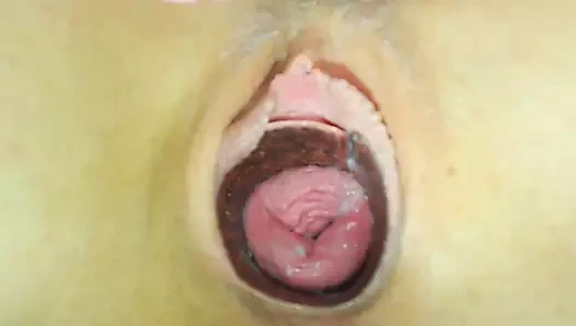 Açık amın yakın çekim, serviksi gösteren