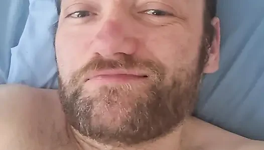 FAN EXTRA: Morning wank in bed, some close-ups, cumshot