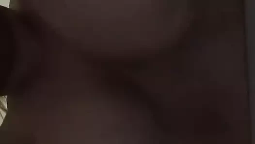 Göğüslerimi sallıyorum