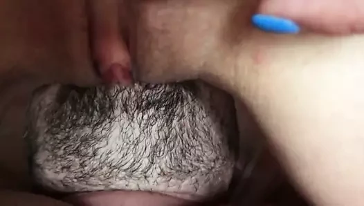 Yüzünde otururken aletini mastürbasyon yapıyor