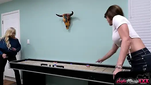 Orta yaşlı seksi kadın sofie marie üvey annesiyle yarak paylaşıyor