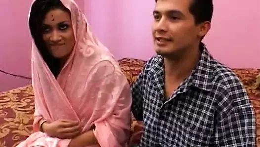 Azgın Hintli sürtük deliklerine bir grup yarak alıyor