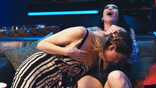 Futa orta yaşlı seksi kadın - transeksüel ateşiyle bulaşan büyük memeli Clea Gaultier trans kıza dönüşüyor ve sarışın kız arkadaşını sikiyor