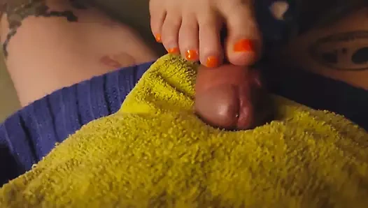 Ortalama büyük memeli olgun bbw anne metresi perşembe çocuğunu cezalandırmak için bir footjob vererek orgazmdan sonra orgazmı reddediyor