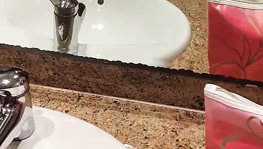 Otel odasında genç üvey kız kardeşimi izle. Beni yakaladılar ve duşta bana elle muamele çektiler