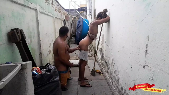 Üvey kızımı arka bahçede sikiyorum