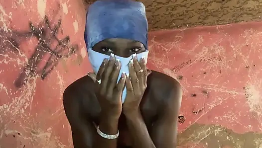 Ateşli zenci hatun dans ederken göğüslerini okşuyor ve önden ve arkadan twerk yapıyor