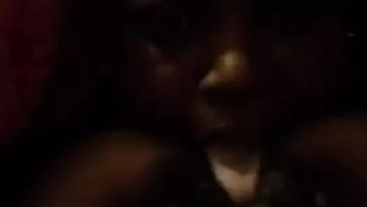 Busty abanoz emme her ikisi de ona meme uçları içinde yatak