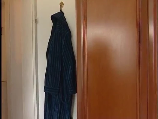 Klas sarışın amcığını yalatıyor ve derinden sikiliyor