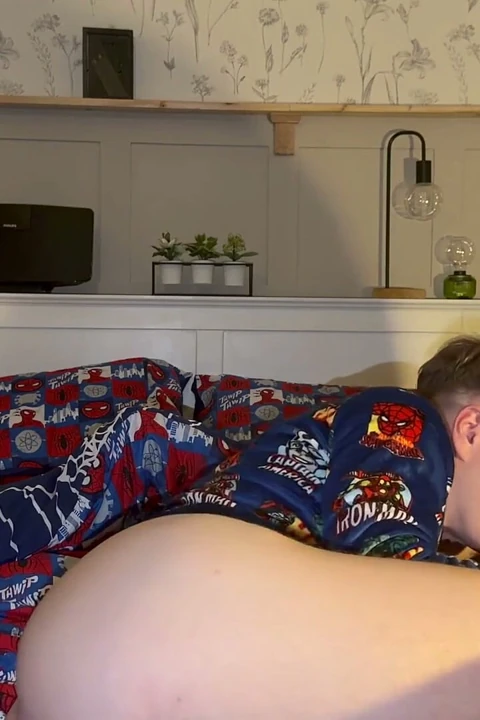 Twink çift yatakta sikişiyor, sonra tek başına boşalıyor